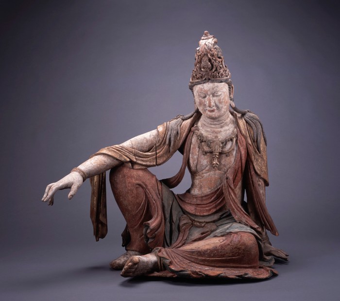 The sculpture of which figure represents a bodhisattva