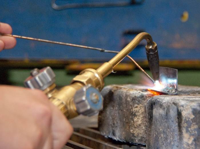 The oxyacetylene flame used for aluminum welding should